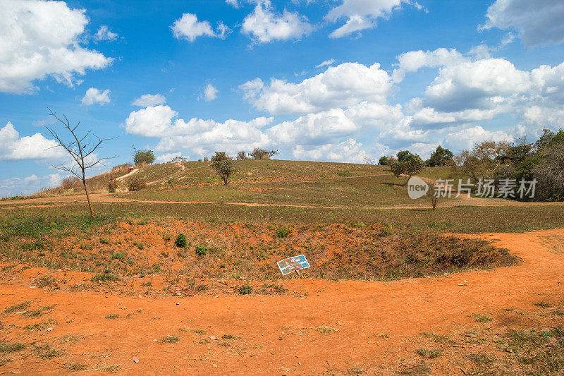 老挝湘圹省丰索万(Phonsovan) - 2018年1月28日:独特的考古遗址石罐平原(Plain of Jars)附近的弹坑景观。